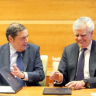 El consejero de Sanidad, Antonio María Sáez, y el presidente de la Asociación Española contra el Cáncer, Ignacio Muñoz (D), firman un convenio de colaboración-ICAL