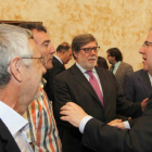El presidente de la Junta, Juan Vicente Herrera, saluda a los secretarios regionales de CCOO y UGT, Ángel Hernández y Agustín Prieto, junto al presidente de Cecale, Santiago Aparicio, tras la toma de posesión-Ical