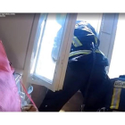 Momento en que los bomberos agarran en el aire a una persona que se arrojó desde un cuarto piso.-EL PERIÓDICO