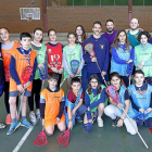 Los participantes en la actividad posan junto a Álvaro Peinador, jugador de lacrosse.-J.M. LOSTAU