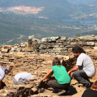 Trabajos en el castro situado en el paraje de Peña del Hombre, en la localidad de Paradela de Muces de León.-ICAL