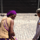 La policía desaloja a un mendigo en la Plaza de la Catedral de Cuba.-TWITTER / YOANI SÁNCHEZ