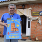 El hospitalero zamorano José Almeida, en el albergue de peregrinos de Tábara, que gestiona desde hace cuatro años, con una placa de agradecimiento enviada por un peregrino, después de pernoctar allí en su ruta hacia Santiago.-ARGICOMUNICACIÓN