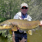 Diego Corral García, el pasado lunes, con su descomunal trucha común capturada a ninfa en un coto salmantino del  río Tormes.-EL MUNDO