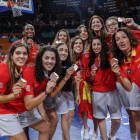 Las jugadoras de la selección muestran la medalla lograda en Tenerife-ALBERTO NEVADO (FEB)