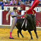 Majestuoso pase de pecho del extremeño Alejandro Talavante en la faena al quinto toro de la corrida, al que cortó las dos orejas-José Salvador