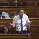 El jefe de Podemos, Pablo Iglesias, interviene, ayer en el Congreso. A su lado, Irene Montero.-DAVID CASTRO