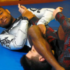 Asprilla realiza una llave a uno de sus alumnos durante una sesión en el gimnasio Shotokan, donde entrena.-J.M. LOSTAU