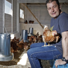 Alberto Rubio posa en el gallinero con algunas de sus gallinas, que tienen la libertad de estar a cubierto cuando les apetece o de pasear a su ritmo en la finca enclavada en Pinares.-MARIO TEJEDOR