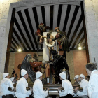 Un grupo de cofrades saca una imagen de su iglesia titular en la Procesión del Viernes Santo en Medina de Rioseco.-EL MUNDO