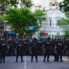 La policía de Buenos Aires acordona los aledaños del estadio del Boca Juniors.-AFP