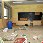 Vista de una de las 14 aulas afectadas ayer, con material didáctico extendido por el suelo para su secado con el fin de salvar lo aprovechable-R. G. SANTIAGO
