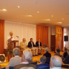Los mayores residentes del Centro Asistencial escuchan uno de los discursos de reinauguración del centro.-El Mundo