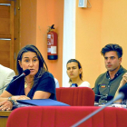 Olga Mohíno interviene en un Pleno municipal. A su lado, David Alonso. Detrás, Sofía González.-S. G. C