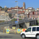 Puente medieval de Tordesillas ayer, recién cortado al tráfico por las obras de reparación y mejora de canalizaciones.-J.M.LOSTAU