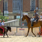Un hombre a lomos de un caballo contempla a dos niños montados en un poni durante la mañana de ayer en Rioseco.-PABLO REQUEJO
