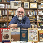 Jesús en el interior de la librería Alcaraván situada en Urueña donde se pueden comprar productos, libros y autores vinculados al paisaje cultural de Castilla y León.-