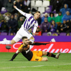 Óscar Plano yGayá observan la trayectoria del balón en una de las ocasiones de gol del Real Valladolid.-J. M. LOSTAU