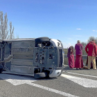 Furgoneta volcada en la calzada a la altura de Tordesillas.-ICAL