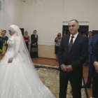 La novia junto a su futuro esposo, el segundo por la derecha, durante la ceremonia.-Foto: AP