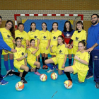 Las jugadoras del Club Sala 5 posan junto a los técnicos David Acuña y Álvaro Carrascal en las instalaciones del colegio La Milagrosa y Santa Florentina.-J.M. LOSTAU
