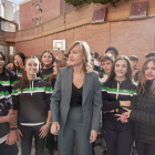 La ministra de Educación Pilar Alegría con algunos alumnos del colegio Santa Teresa de Jesús de Valladolid. ICAL
