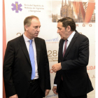El consejero de Sanidad, Antonio María Sáez, charla con el doctor José Ramón Casal (presidente del Congreso)-ICAL