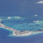 Una de las islas artificiales construidas por china en el mar del Sur.-REUTERS