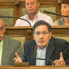 Los concejales del PP, Carlos Fernández y Jesús Enríquez, ayer en el Pleno adelantado de agosto.-MIGUEL ÁNGEL SANTOS