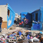 Los vecinos de Ciudad Acuña junto a los escombros de los derrumbes causados por el tornado.-Foto: AFP / RAUL LLAMAS