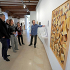 Sendino, a la derecha, comenta ‘Poligonía’, una de las obras de su serie abstracta.-ICAL