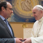 El Papa Francisco y el presidente francés, François Hollande, en el Vaticano.-AFP / OSSERVATORE ROMANO