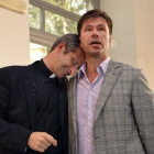 El padre Krysztof Olaf Charamsa y su pareja Eduard, este sábado.-AFP / TIZIANA FABI
