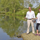 Ángel y Rita, junto a una de las lagunas del complejo Recrea, donde está integrado su bar-restaurante.-ARGICOMUNICACIÓN
