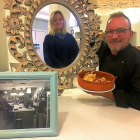 Arturo y su hija Beatriz, con un plato de bacalao al ajo arriero y una fotografía del establecimiento tomada en el siglo pasado.-ARGICOMUNICACIÓN