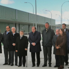 ,el presidente de la Junta, Juan Vicente Herrera acompañado del presidente de Renault España , José Vicente de los Mozos, del subdelegado del gobierno, Miguel Cárcel y de otras autoridades y empresarios hacen un minuto de silencio por la víctimas del acci-Ical