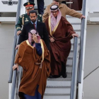 El príncipe heredero saudí, Mohamed Bin Salman, llega a Torrejón de Ardoz (Madrid), este jueves.-/ EFE / EMILIO NARANJO