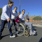 Una madre participa junto con su hijo que tiene daño cerebral adquirido en la III Legua Solidaria.-ICAL
