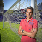 Pau Torres posa junto a una de las porterías del estadio Zorrilla, ayer, durante su presentación.-MIGUEL ÁNGEL SANTOS