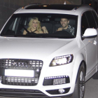 Pique y Shakira, en coche por Barcelona.-