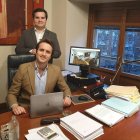 El CEO de Kotek Virtual, Ricardo Parra (arriba), y el presidente de AVECO, Alberto López, con la herramienta. EL MUNDO