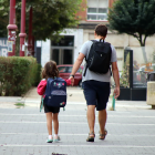 Un padre lleva a su hija al colegio en una imagen de archivo.-E. M.