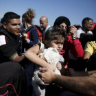 Una niña siria es ayudada a bajar de su embarcación en la isla griega de Lesbos, este sábado.-Foto:  REUTERS / ALKIS KONSTANTINIDIS