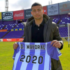 Mayoral posa con la camiseta y la cifra del año en que finaliza contrato.-RVCF