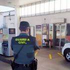 Un agente de la Benemérita investigando en la gasolinera objeto del robo. - GUARDIA CIVIL DE VALLADOLID.