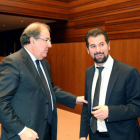 Juan Vicente Herrera charla con Luis Tudanca.-ICAL