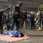 Un policía abre fuego contra Hussein al-Sakit, de 22 años, en una plaza de la capital de Yemen, el 14 de agosto.-EFE / YAHYA ARHAB
