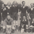 Arriba a la izquierda, Miguel Delibes (tercero p por la derecha, de pie)posa en un partido de fútbol entre periodistas y artistas de circo.-EL MUNDO