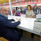 Los vallisoletanos hicieron cola ayer en la caseta de firmas de la Feria del Libro de Valladolid para obtener su ejemplar de Patria firmado por Fernando Aramburu-J.M. Lostau