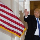 Trump saluda a los medios, en la entrada del club de golf que lleva su nombre, en Bedminster.-AFP / DON EMMERT